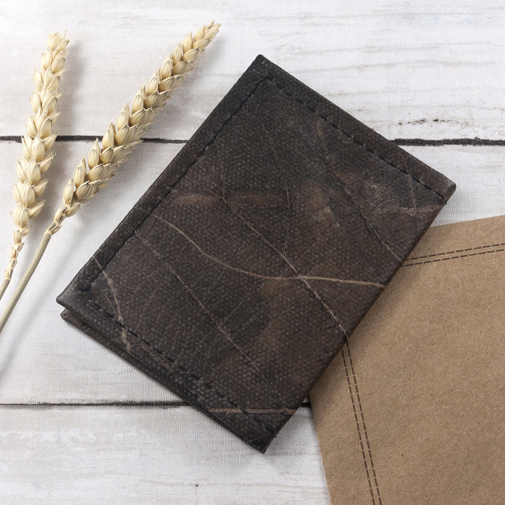 Bifold Cardholder in Leaf Leather - Pebble Black