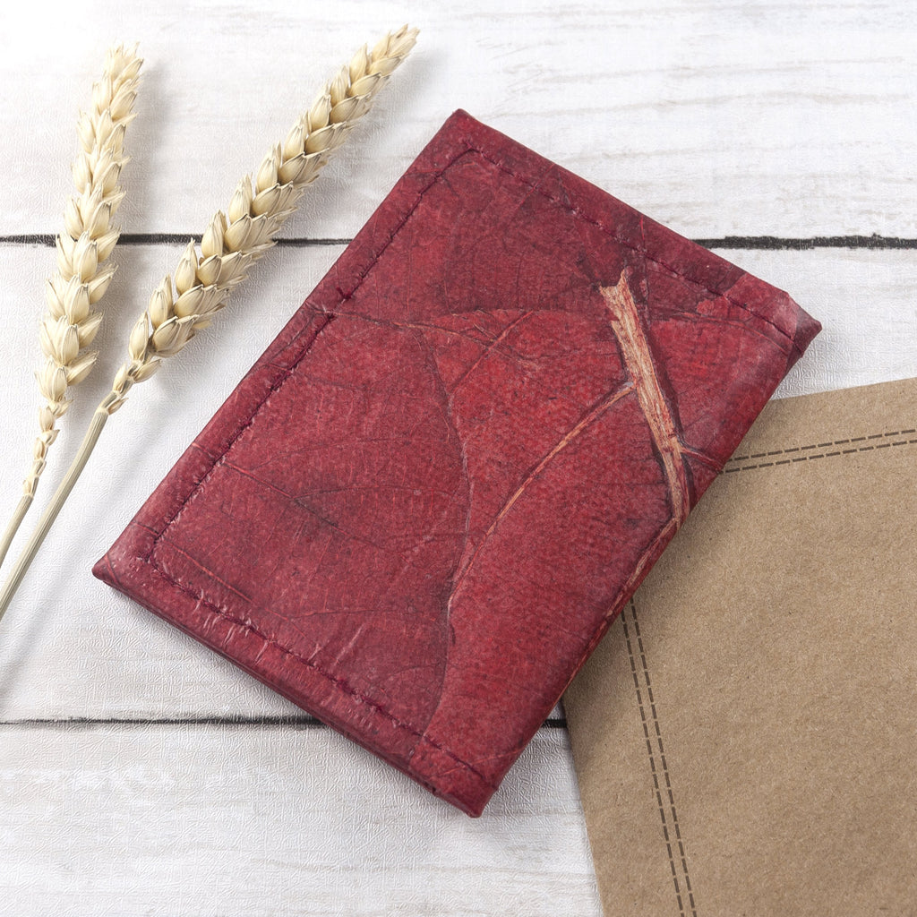 Bifold Cardholder in Leaf Leather - Berry Red